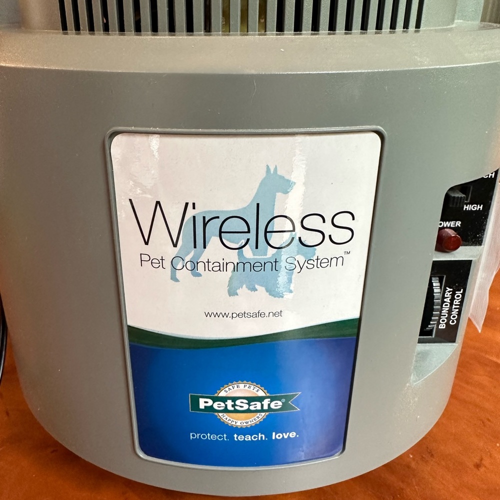 Wireless petsafe electric fence with collar excellent used condition. PIF-300